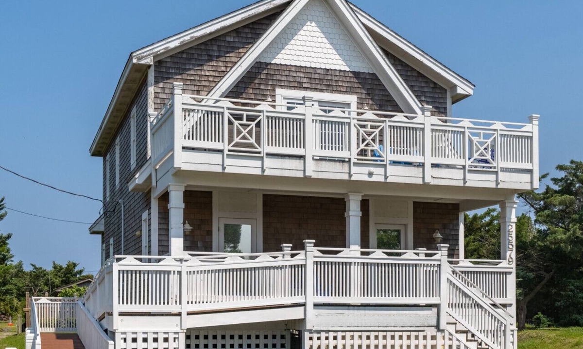 Waves House | Cozy Beach House 4BR, Hot tub, Pets OK