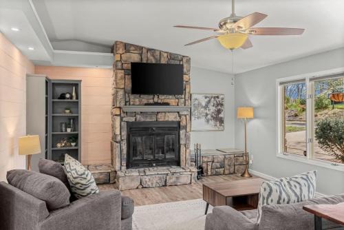 Bella Vista House | Cozy Bike-In & Out Retreat - Fire Pit Pet Friendly