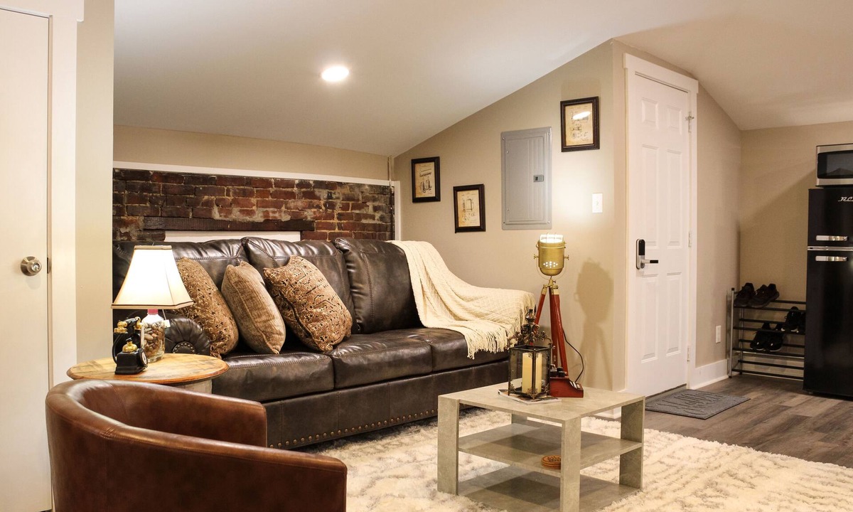 Butchertown Apartment | Cozy Bourbon Speakeasy Themed Loft - Minutes from Downtown!