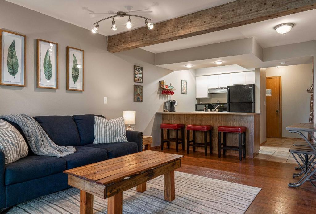 Notch Estates Apartment | Cozy Branson West Condo with Pool Access Near SDC!