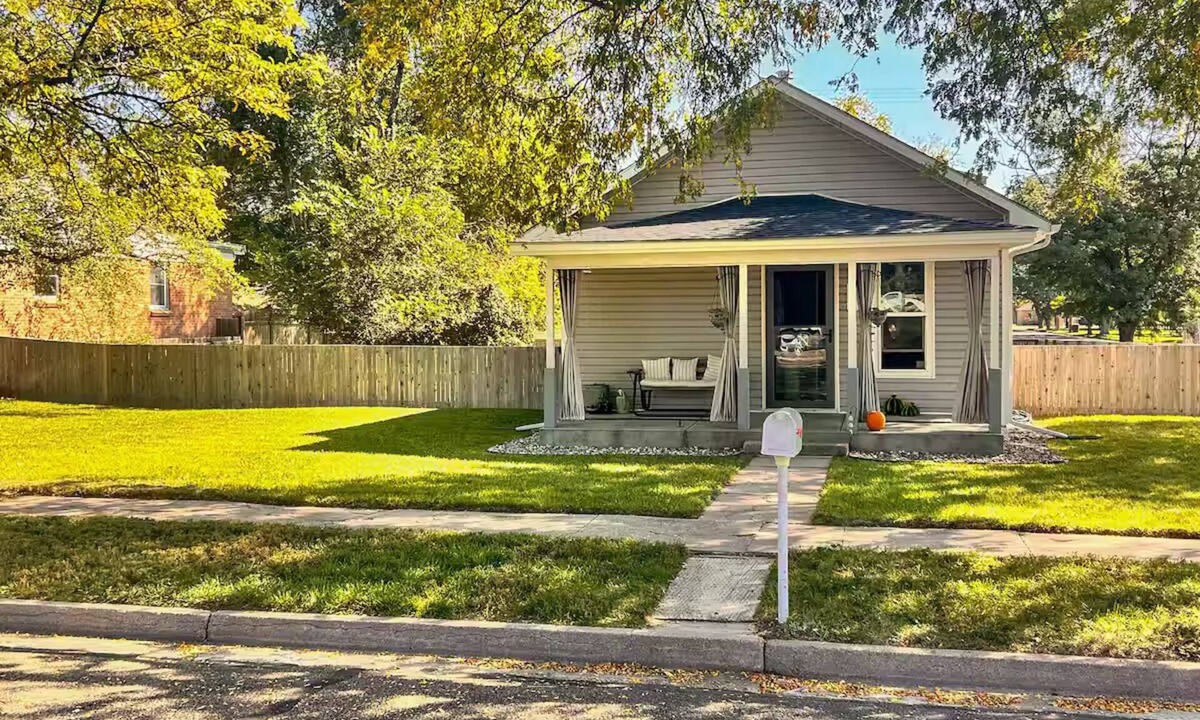 Akron House | Cozy bungalow in the center of town