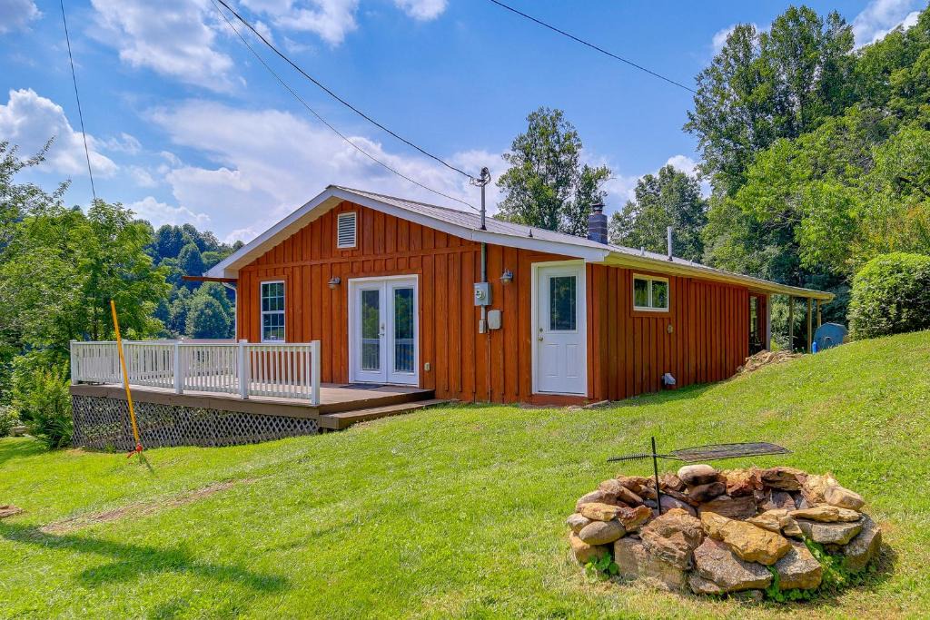 Nora House | Cozy Cabin Retreat: Peaceful Mountain Views