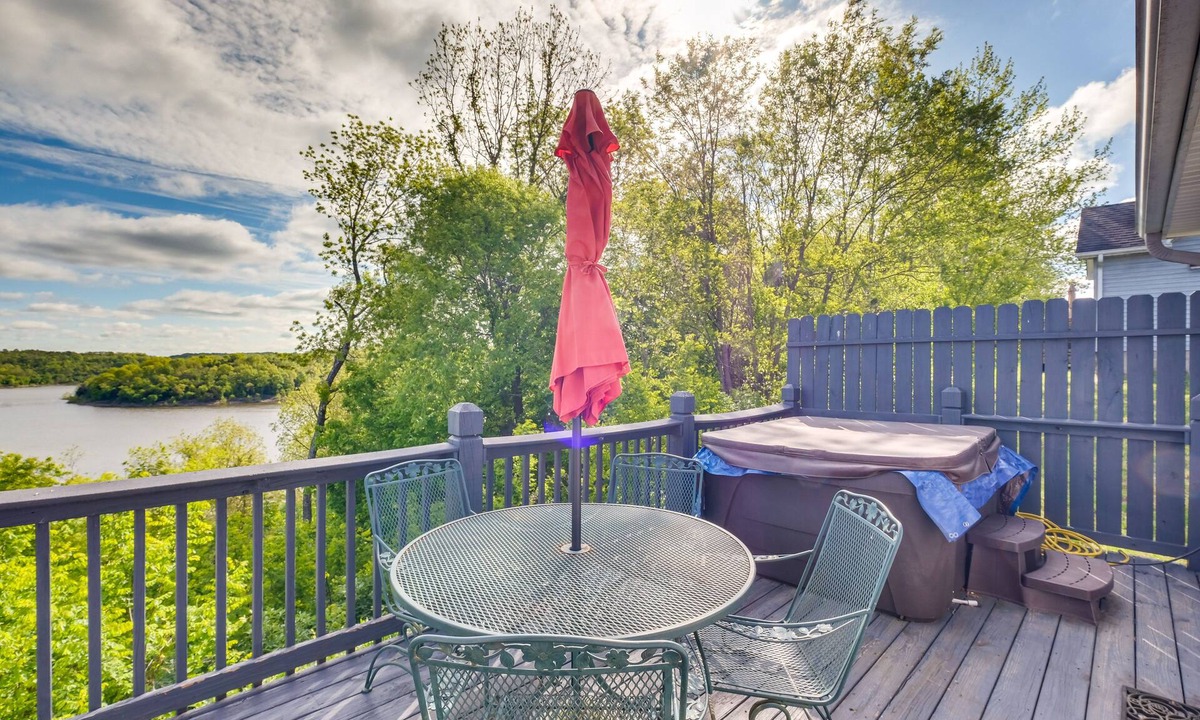 Taylorsville Cottage | Cozy Cottage in Taylorsville: Hot Tub & Lake Views