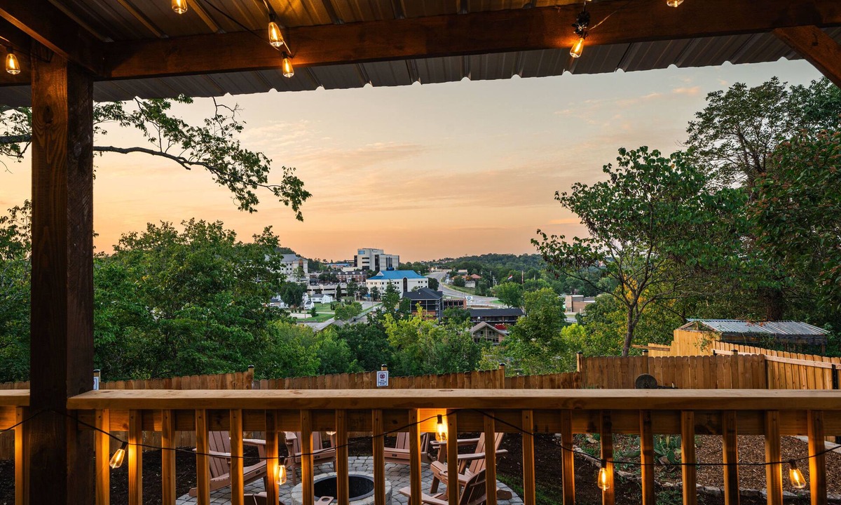 Downtown Branson House | Cozy Dwntwn Branson Boho Bungalow. Deck-Firepit Area. B-Landing & Hspital 3-min.