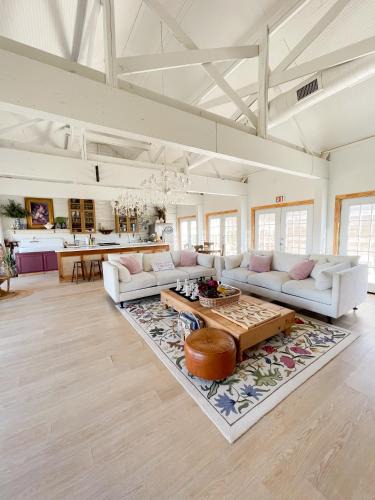 Elk City House | Cozy Glamping Barn - Sleeps up to 9 Near Route 66