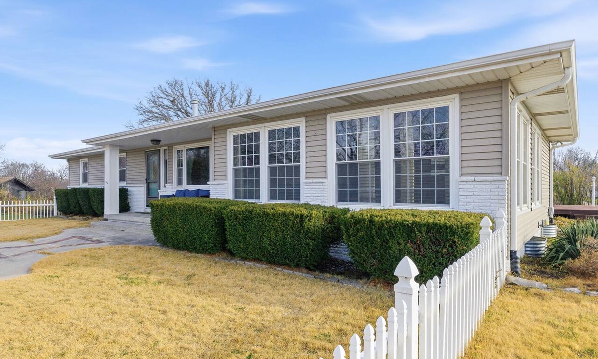 Council Bluffs House | Cozy Hilltop 3BR Cottage w/Private Patios & Views in Council Bluffs Near Omaha!