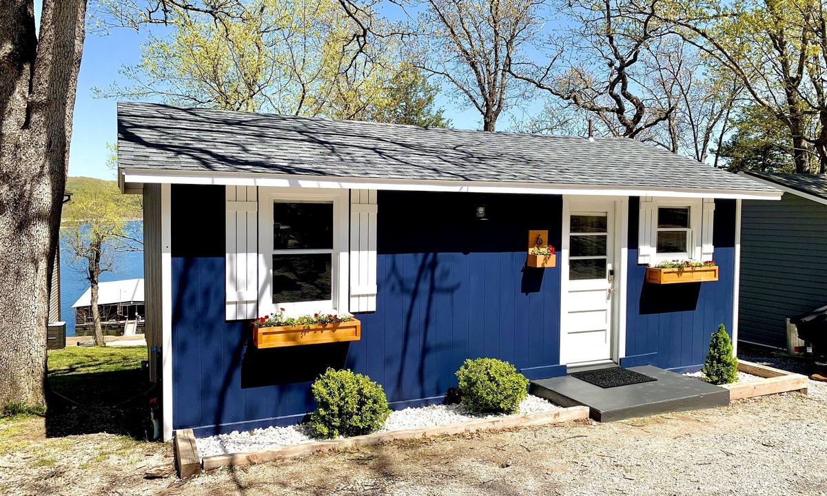 Kimberling City Cabin | Cozy Lake Front Cabin on Table Rock Lake. Pool, Private Hot Tub & Fire Pit.