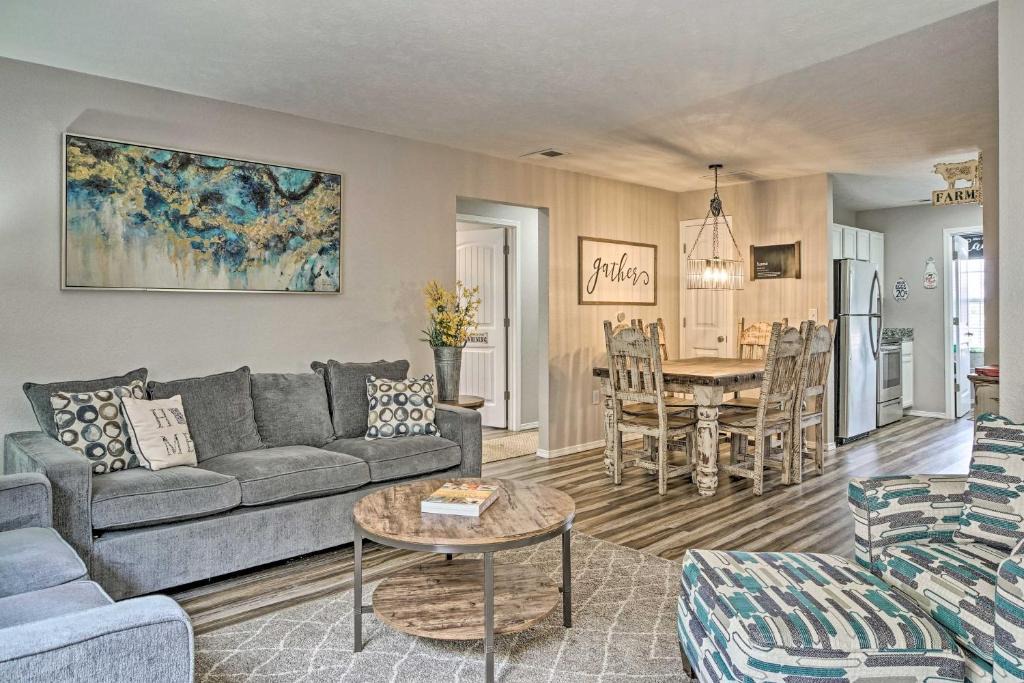 Branson Apartment | Cozy Modern Condo with Pool Access 3 Mi to Strip!