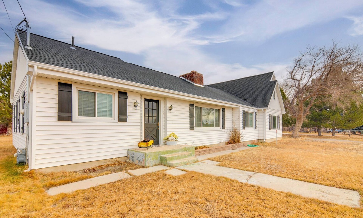 Ferron House | Cozy Mtn-View Retreat w/Yard: Near Hiking & Golf!