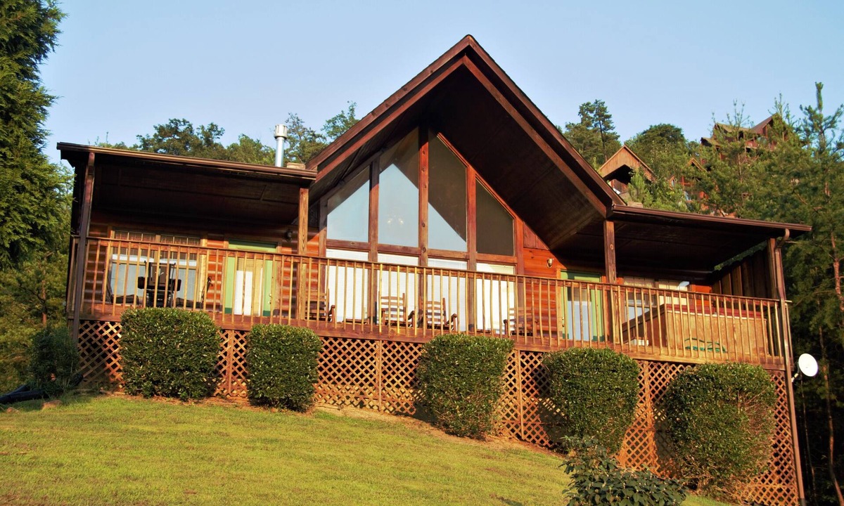 Sevierville Cabin | Cozy & Relaxing Cabin-Amazing View-Hot Tub-Resort Pool-1.5 Miles to Dollywood