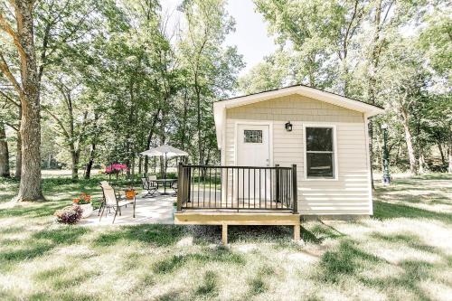 Owensville House | Cozy Secluded Cabin near Owensville, Missouri - Ideal for a Relaxing Glamping Getaway with Your Loved One