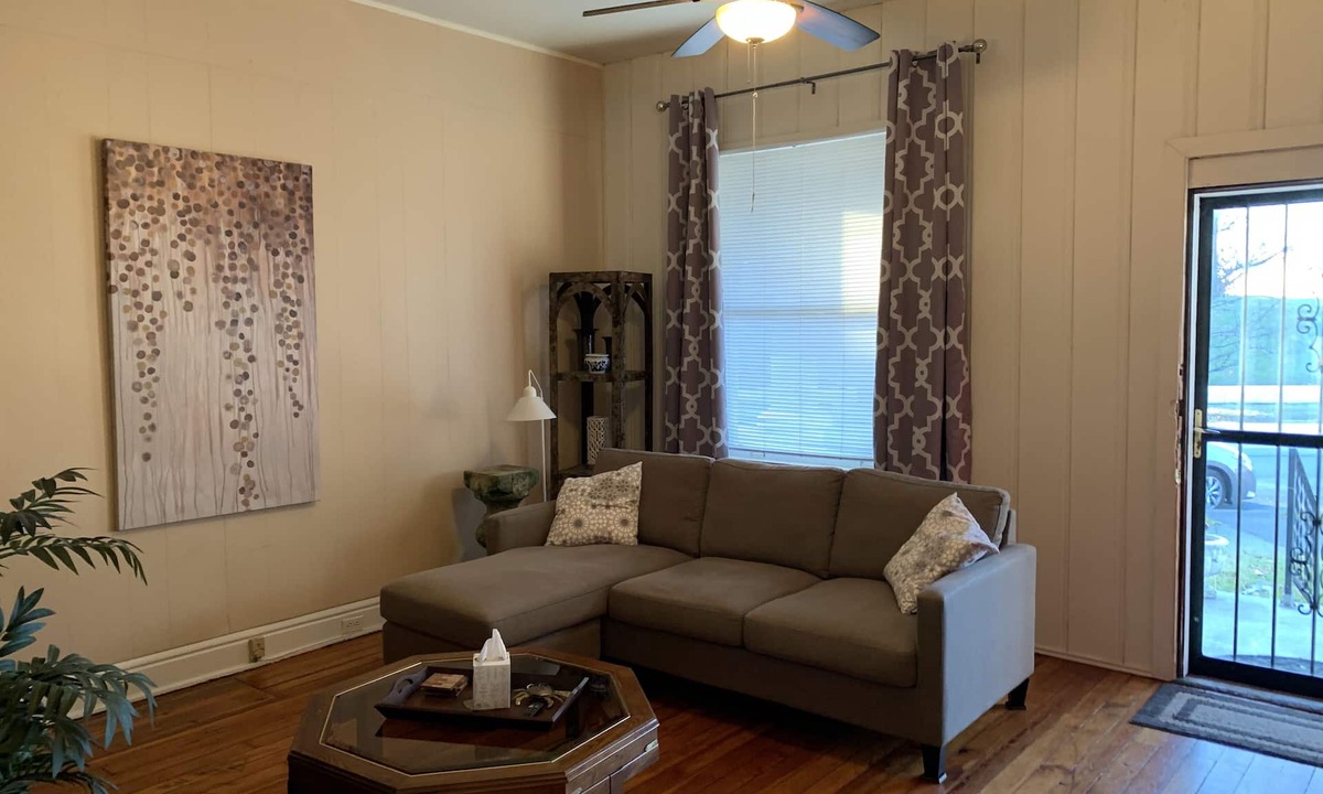 Schnitzelburg House | Cozy Shotgun house in Schnitzelburg! Close to Downtown hospitals