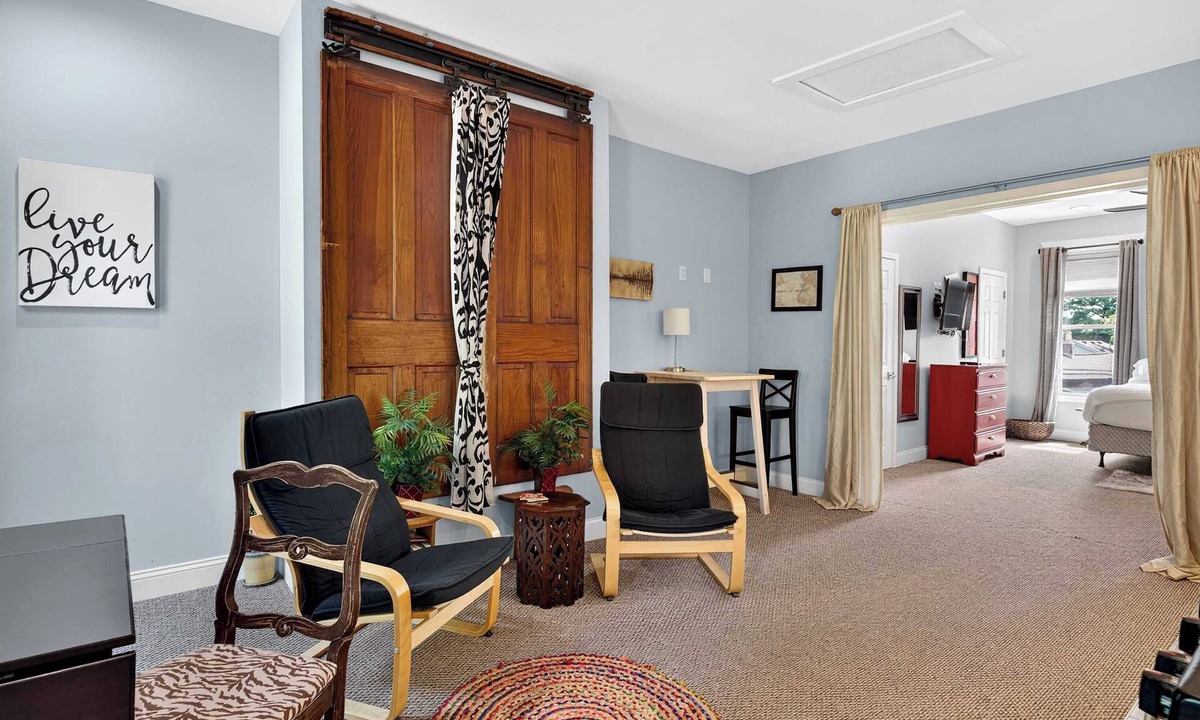 Germantown Apartment | Cozy studio near music hall, food stops and shops!