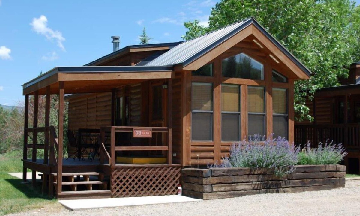 Almont Cabin | Cozy "Tiny Home" style Cabin Perfect for Couples and Families