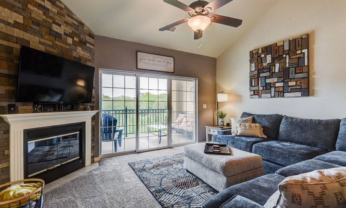 Branson Theater District Condo | Cozy Top-Floor Family Escape, Sleeps 8, Heart of Town, Booking Holiday Stays Now