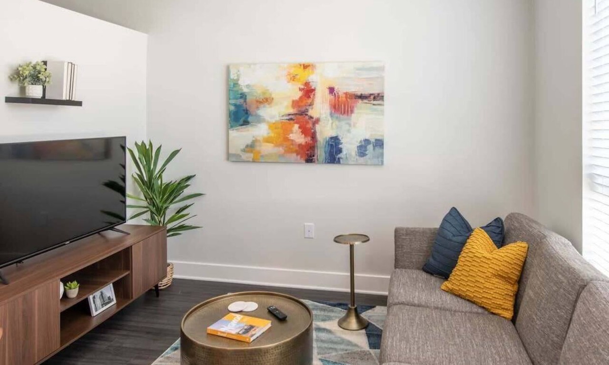 Central Business District Apartment | Cozysuites l Stylish 1BR in Downtown Cincinnati