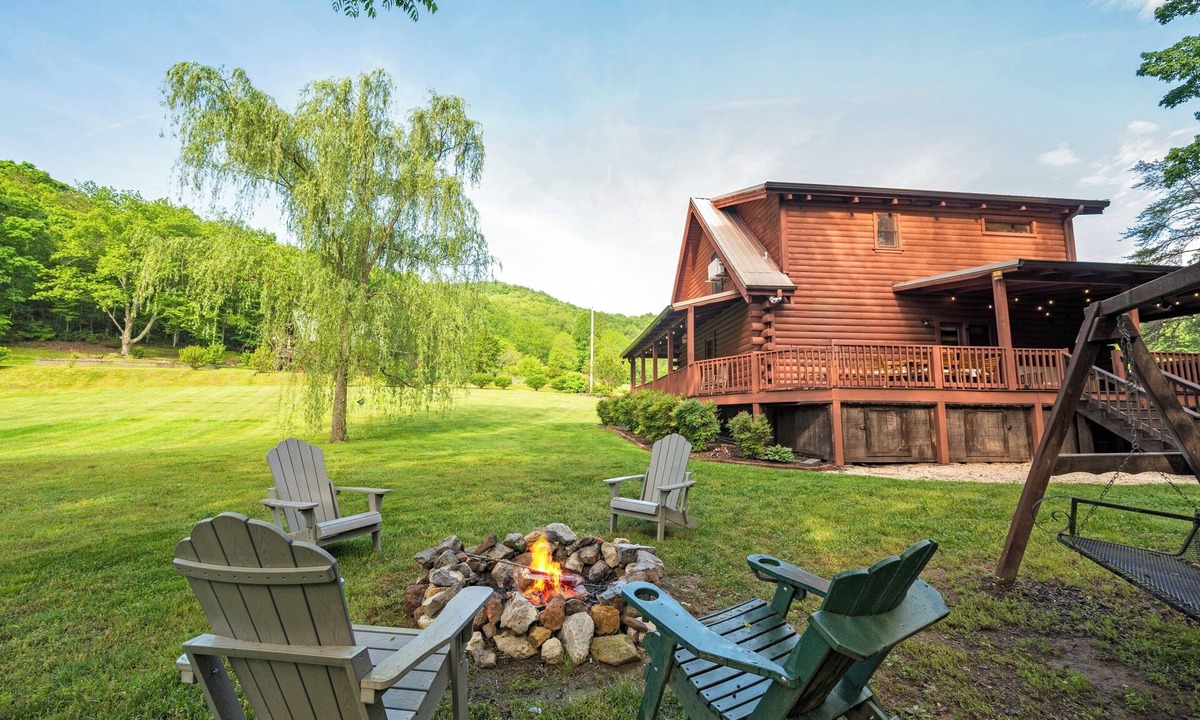 Wears Valley Cabin | Creekside Log Cabin with Hot Tub in Smoky Mountain. Easy access no steep hill.