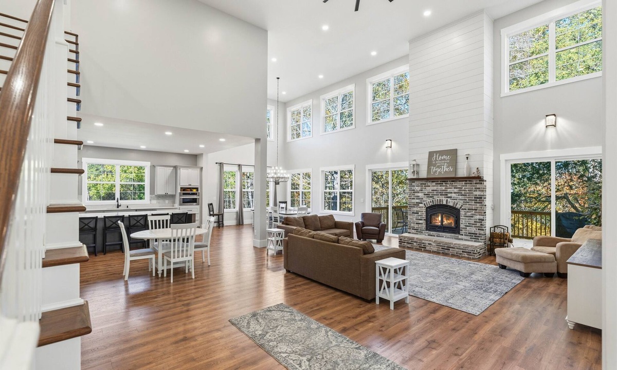 Buechel House | Creekside Luxury Retreat on 22 Acres