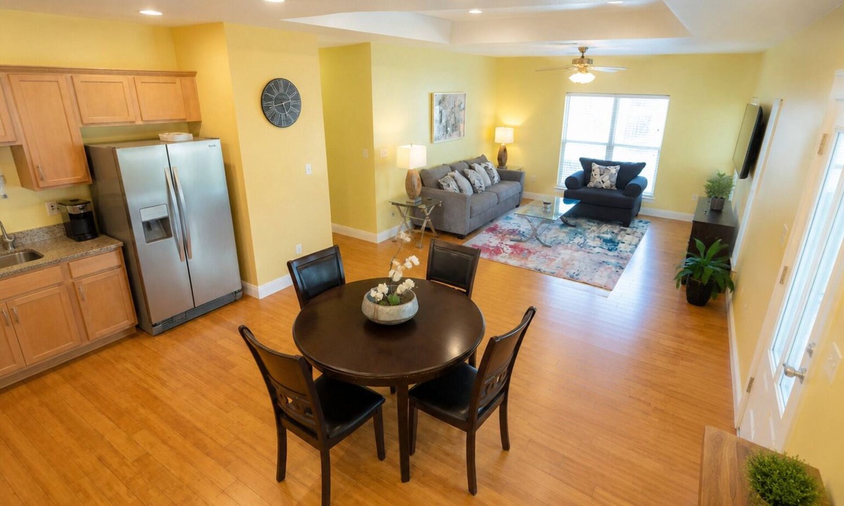 Kreole Apartment | Crew Stay 3BR · Near Chevron & Ingalls · Kitchen