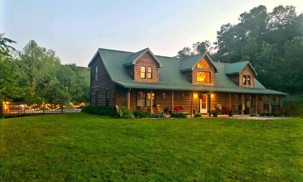 Bourbon Cabin | Custom Lodge in woods w/Private pool & Stocked Lake + walking trail, sleeps 24!