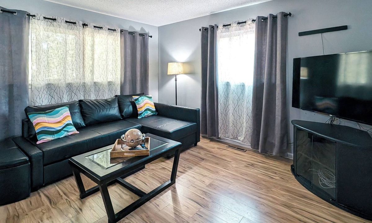 Overland Park House | Cute and affordable 3BDR duplex in Overland Park for up to 12 people!