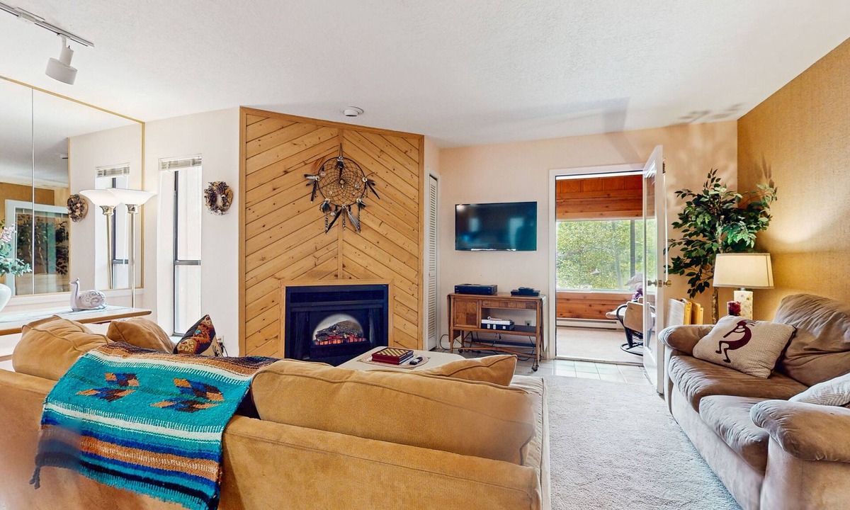 Angel Fire Condo | Cute condo w/, electric fireplace, and resort amenity access