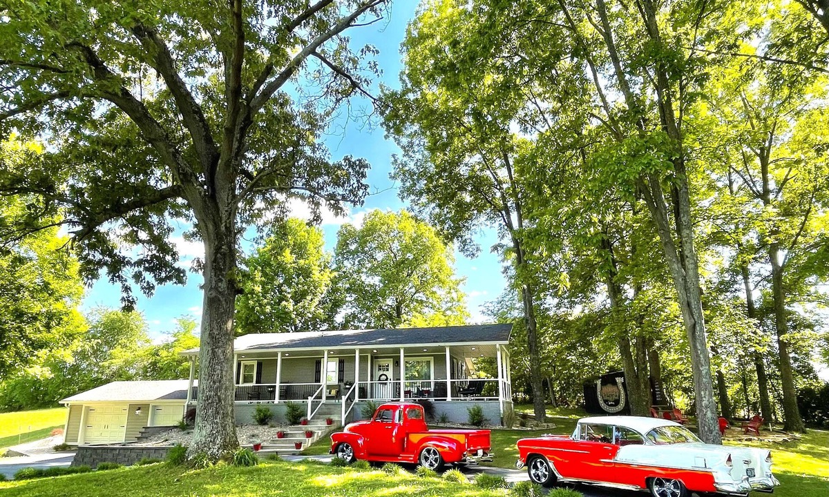 Drake House | “Cutest little VRBO in Bowling Green” On-Site Family Fun! Beech Bend, Caves, WKU