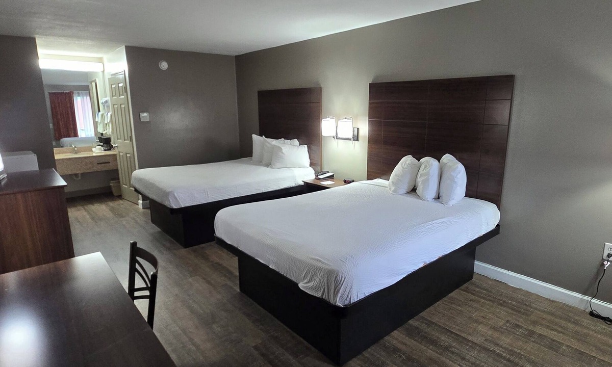 Clinton Hotel | Days Inn by Wyndham Clinton