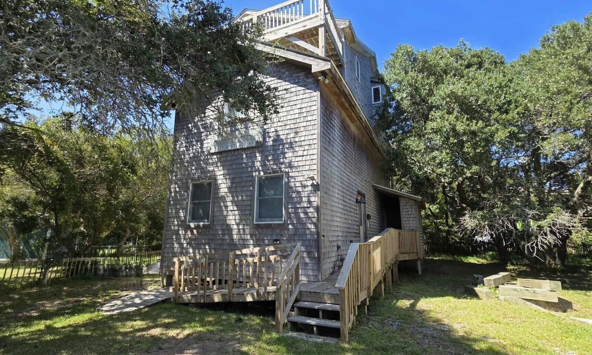 Ocracoke House | DC53: K&K's On a Quiet Lane in the Heart of the Village