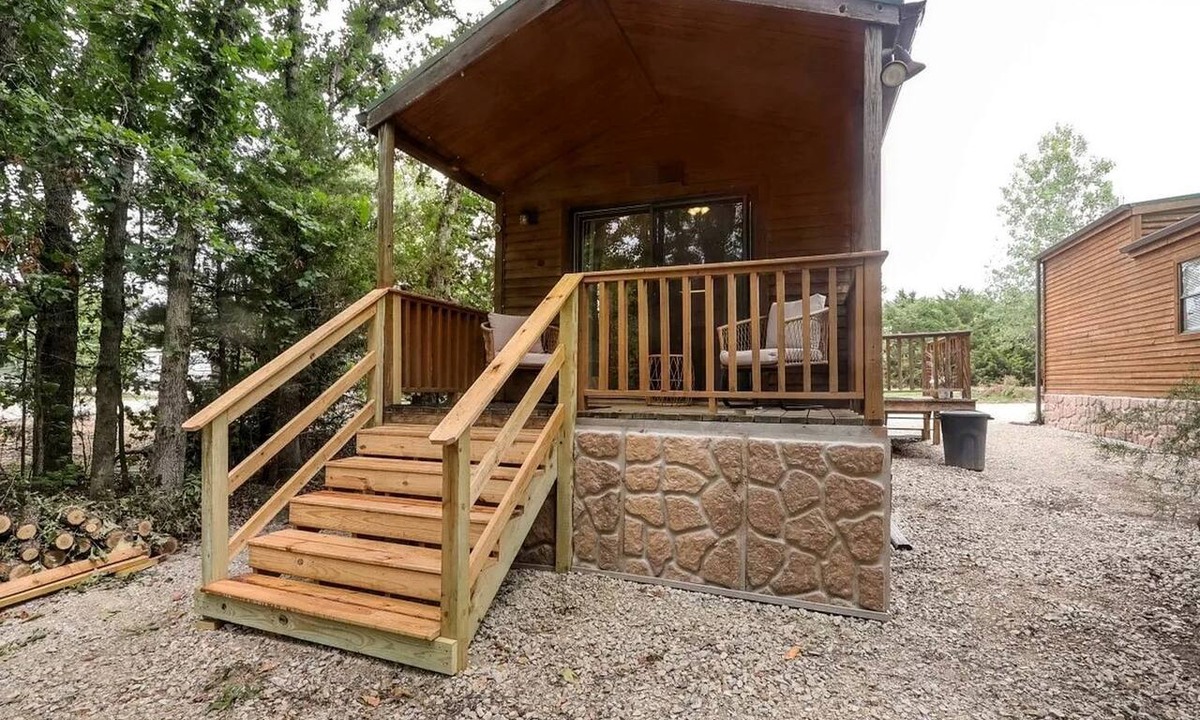 Neal Cabin | Delightful Getaway Cabin for Couples and Groups near Fishing and Swimming on Toronto Lake, Kansas