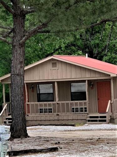 Mountain View House | Delightful Studio Cabin for Two near Mirror Lake in Mountainview, Arkansas