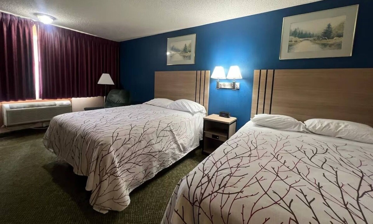 Marysville Hotel | Deluxe 2 Queen Beds with Free Self Parking — Near Downtown & Museums
