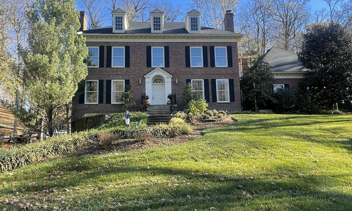 Indian Hills House | DERBY 152 House For RentnSpacious 6-bedroom home 15 minutes from Churchill Downs