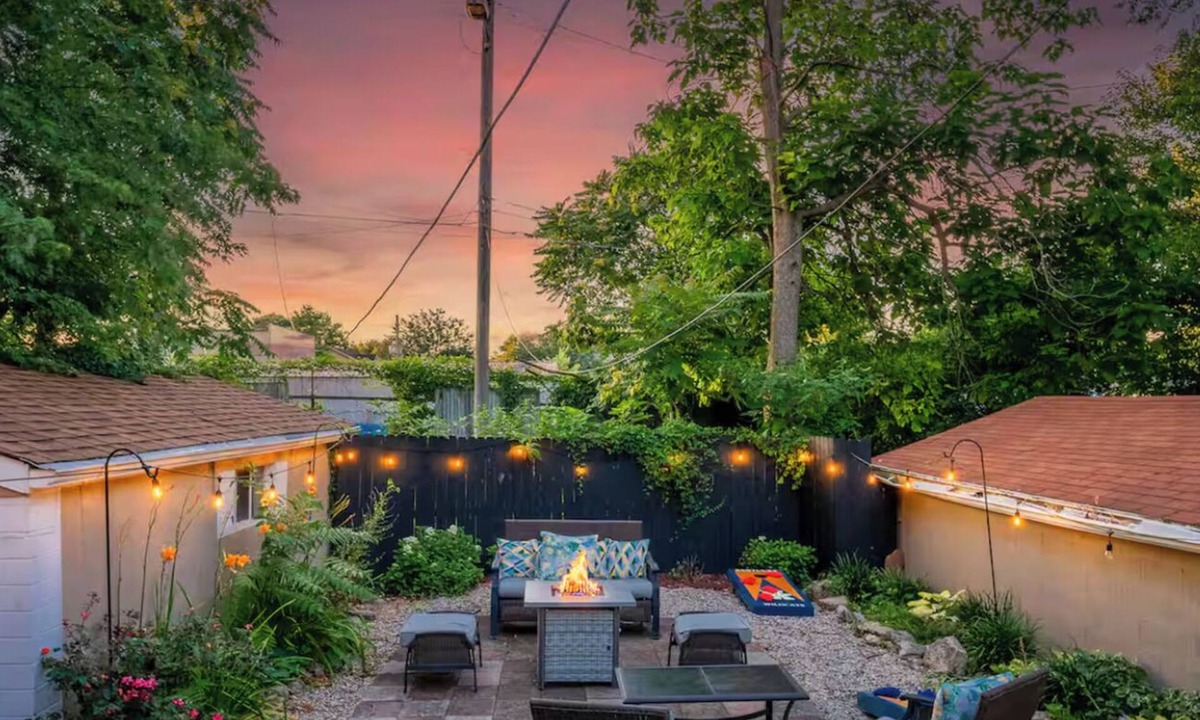 Shelby Park House | Derby Ready Stay Sleeps 9 Pool Table & Firepit