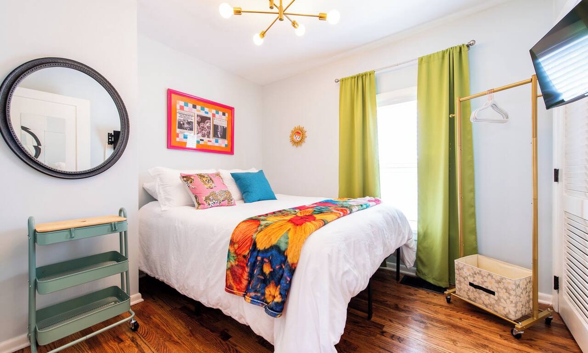 Jeffersonville House | Disco Record-Themed. 2BD/1BA Sleep 5 . Fire Pit. Dog-Friendly. Walkable
