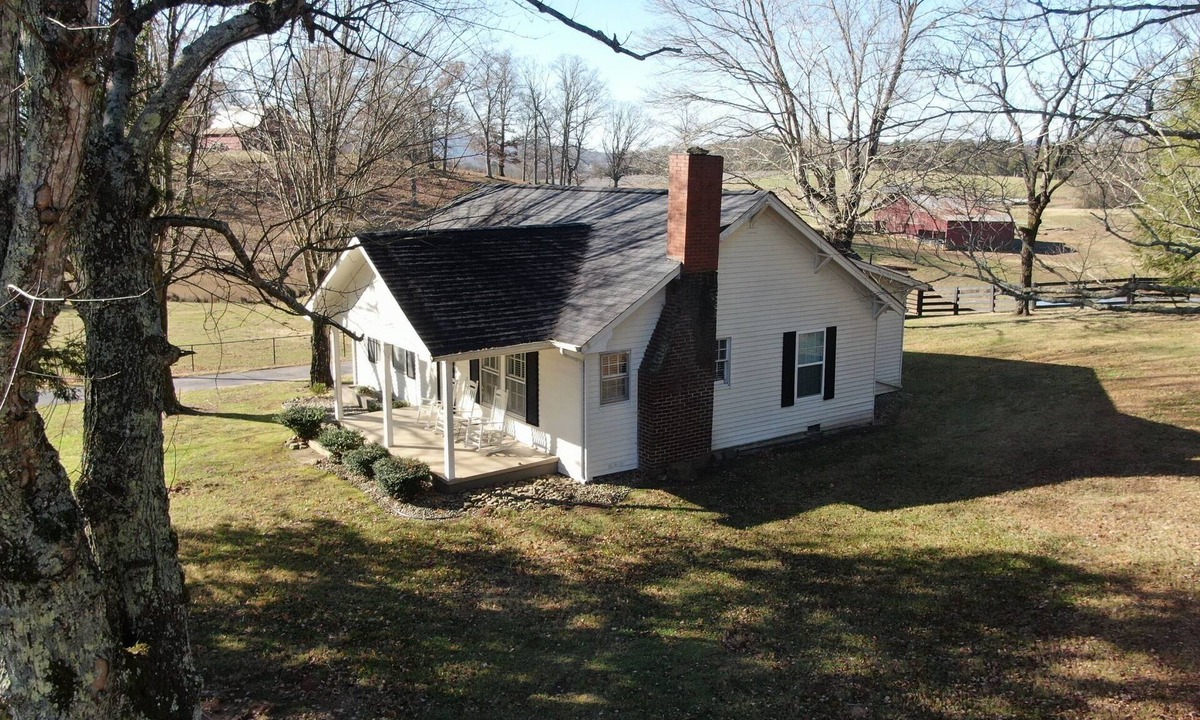 Tellico Plains House | Discover Cherohala Skyway and Historic Downtown Tellico Plains in just 5 mins !