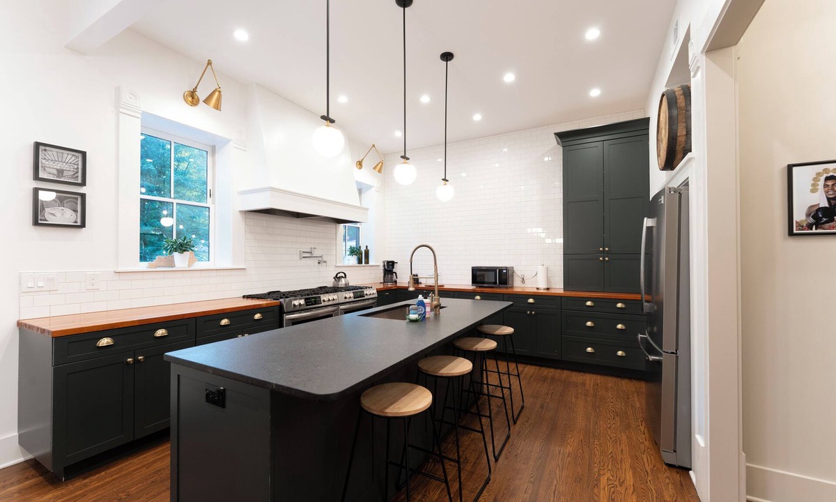Old Louisville House | Distiller’s Reserve - Luxury 3-story 1895 Historic Home - Old Louisville