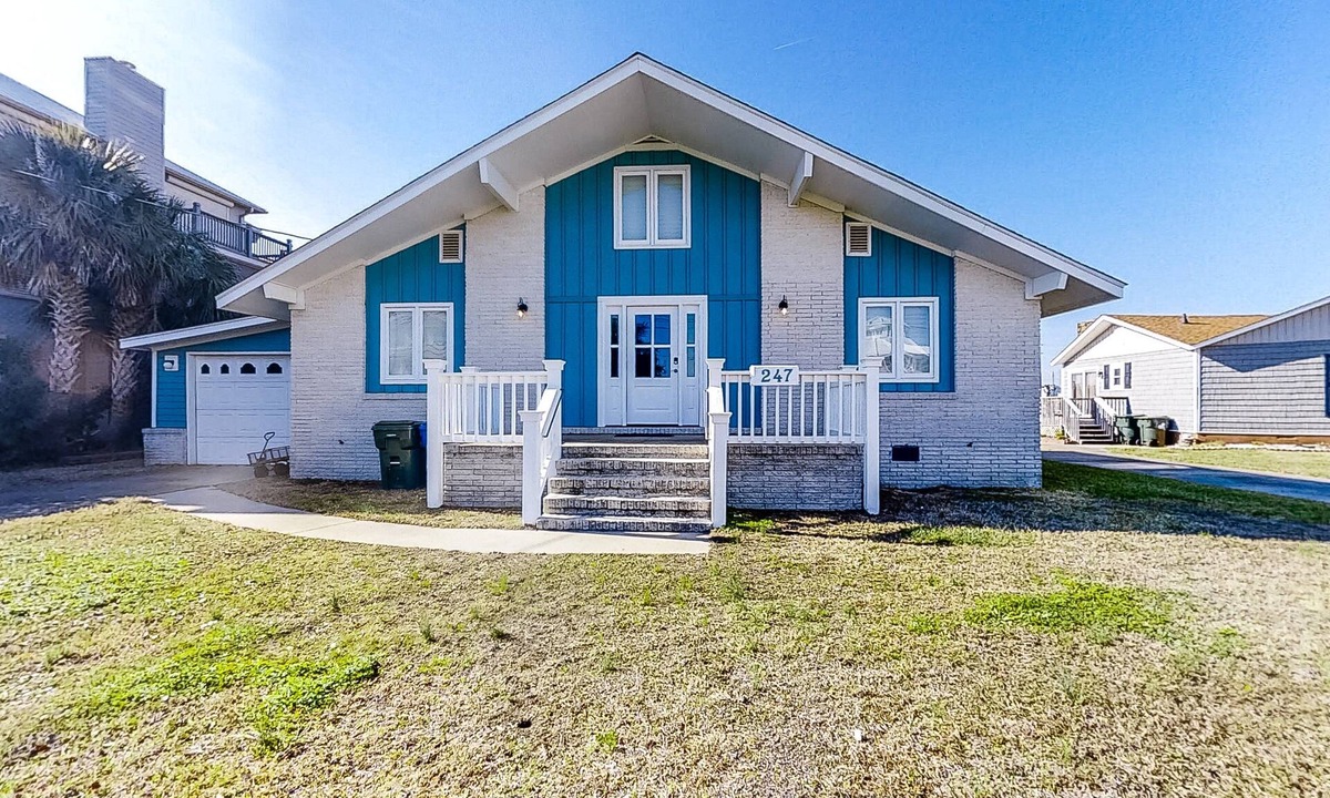Atlantic Beach Cottage | Dock of the Bay: Dog Friendly, Canal-Front w/Deepwater Boat Slip