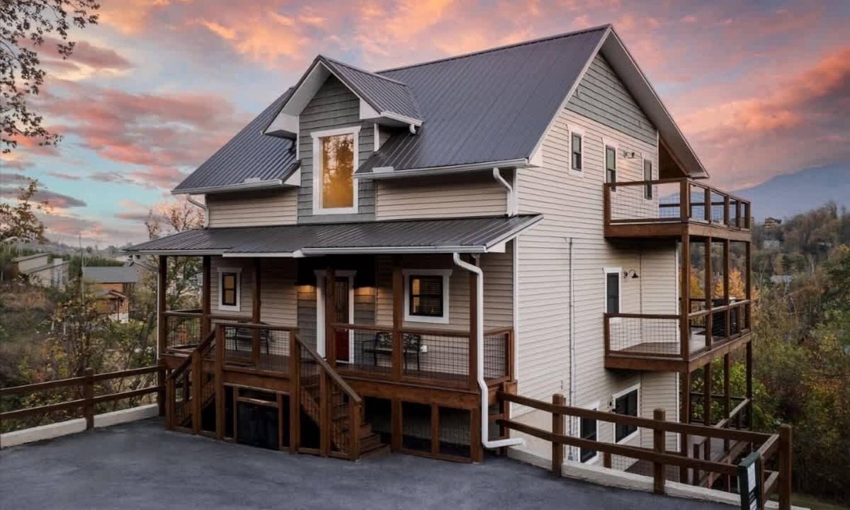 Chalet Village North Cabin | Dog-Friendly Epic Mtn View HotTub 5 King Bed