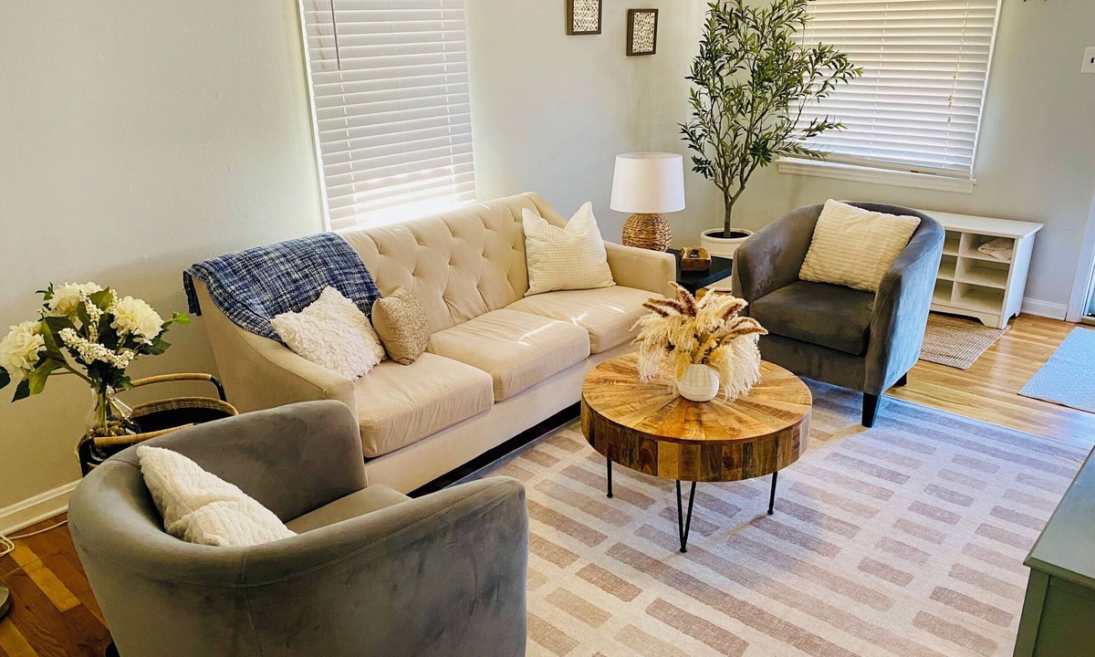 St. Louis House | Dogtown St Louis Family & Pet Favorite! Yard, Barnes, SLU, WashU, Forest Park