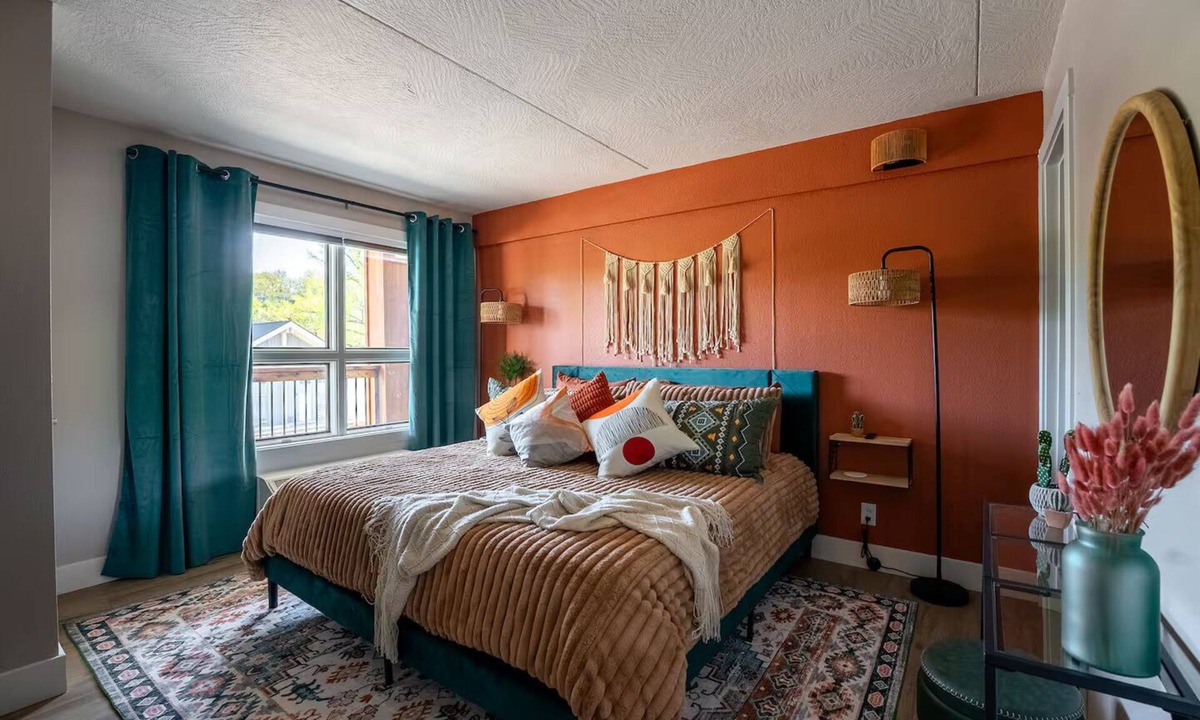 Downtown Branson Condo | Downtown BOHO condo. Walk to Branson Landing. Pool/Fitness Center