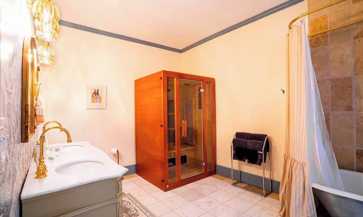 Maryville House | Downtown Maryville Luxury Room Private Ensuite