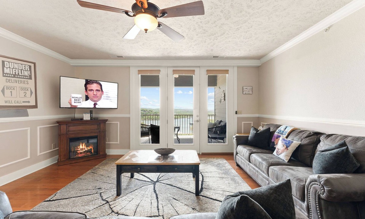 Indian Point Apartment | Dunder Mifflin Branson! Office-Themed Lake Condo