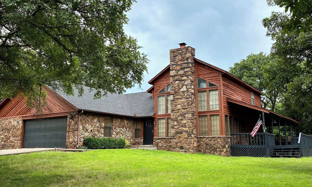 Evening Shade House | Eastlake Hills Retreat w/Fire Pit - Sleeps 8 - 5 Mins to Lake Tenkiller