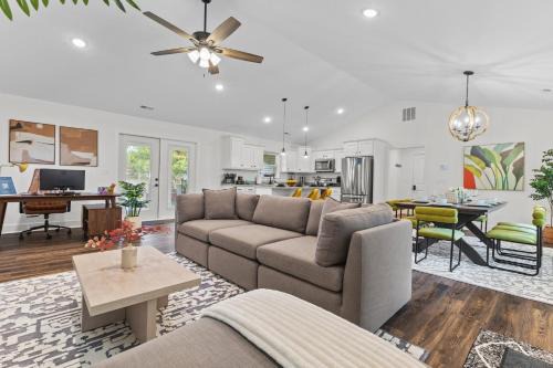 Jeffersonville House | Edgewood - Work Friendly & Near Downtown