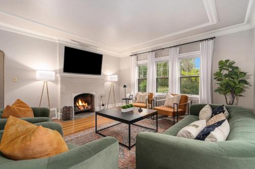Dundee-Happy Hollow Historic District House | Elegant 3BR Oasis in Dundee Close to Downtown