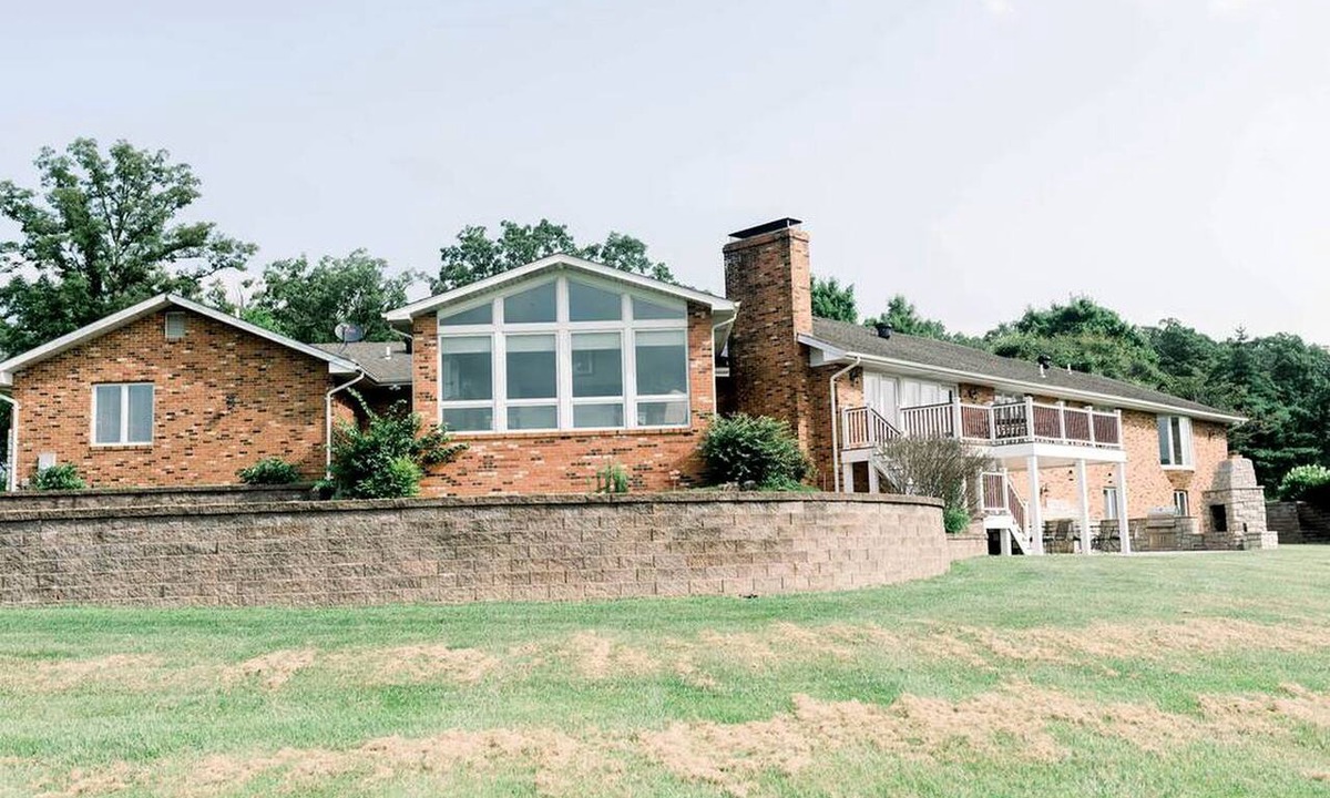 Owensville House | Elegant Glamping Vacation Rental in Missouri - Tranquil Getaway Suitable for 10 People near Owensville