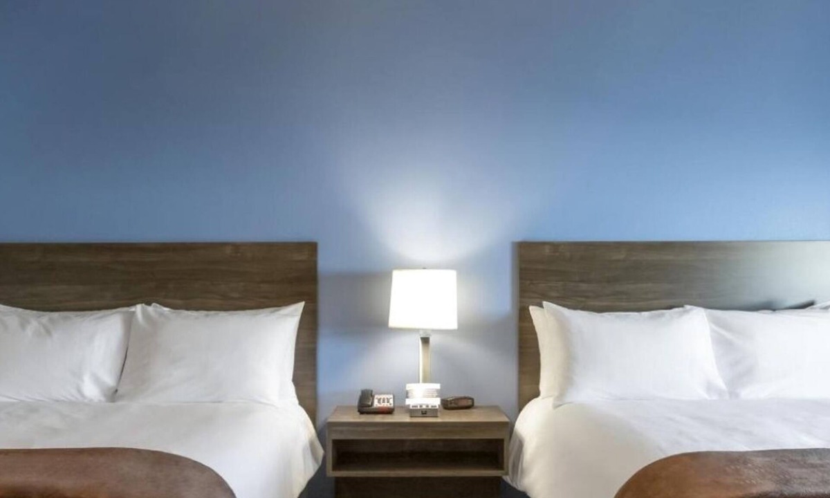 Beatrice Hotel | Elegant Room Parking Included Near Speedway And Riverside Park Trails