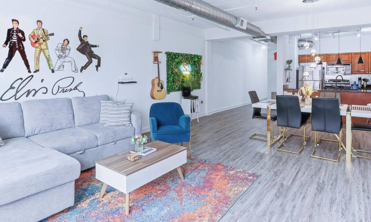 Downtown Memphis Apartment | `Elvis - The Legend` Loft - Steps from Attractions