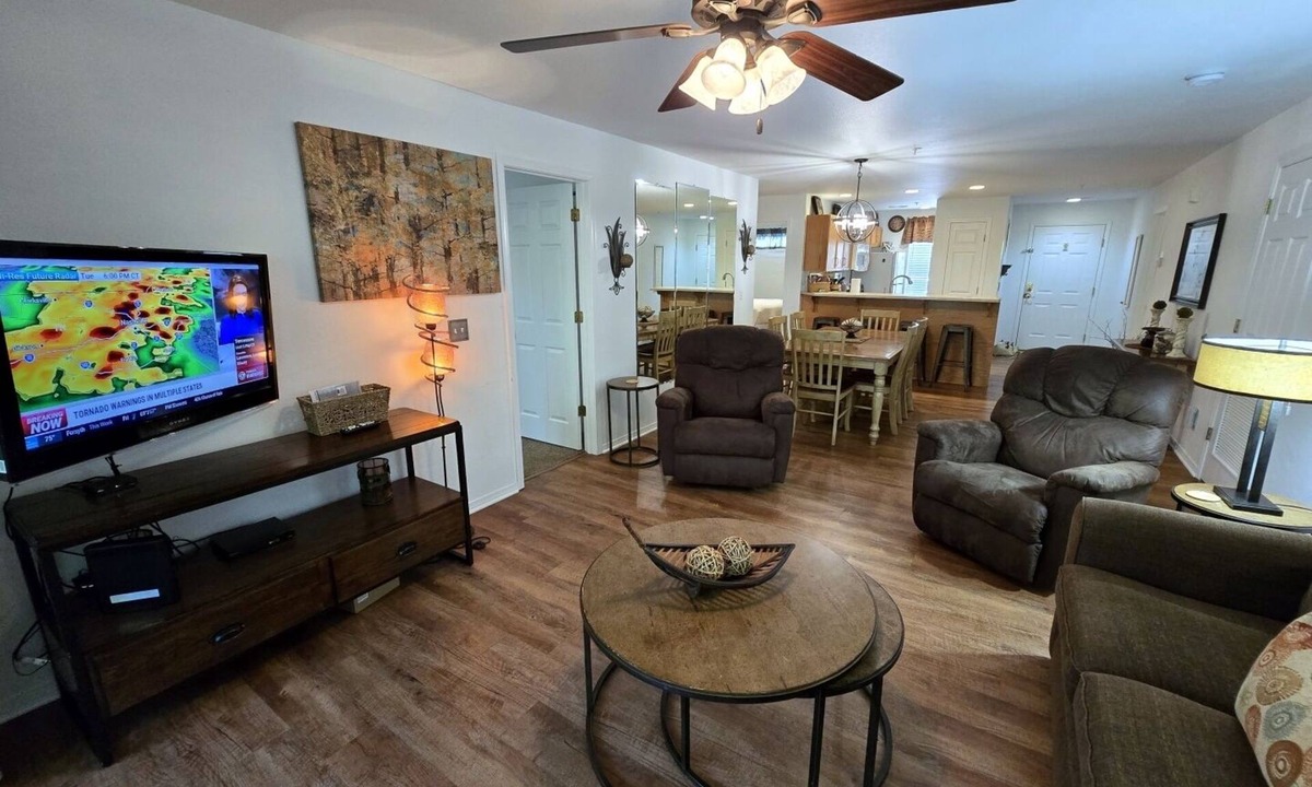 Hollister Condo | Emerald Pointe~Lakefront~Walk-In~3 Kings